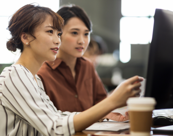 パソコンに向かう女性2人